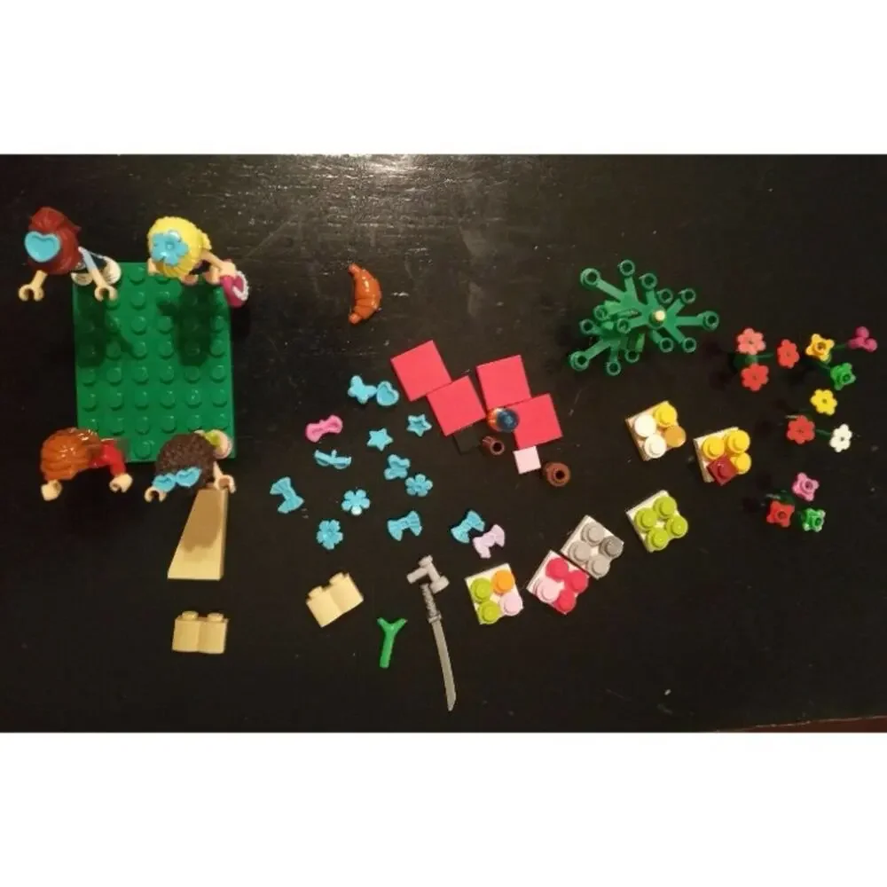 Set Of 5 Lego Friends Sets, 4 Extra Minifigures, Around 100 Extra Pieces TOO!